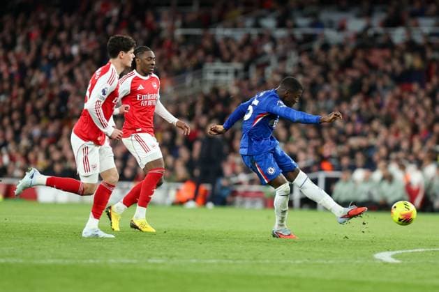 Moisàs Caicedo of Chelsea takes a shot Arsenal v Chelsea, Football, Premier League, Emirates Stadium, London, UK - 01 03 2026 EDITORIAL USE ONLY No use with unauthorised audio, video, data, fixture lists (outside the EU), club league logos or live services. Online in-match use limited to 45 images (+15 in extra time). No use to emulate moving images. No use in betting, games or Copyright: xAnthonyxHanc Shutterstockx 16718865ar