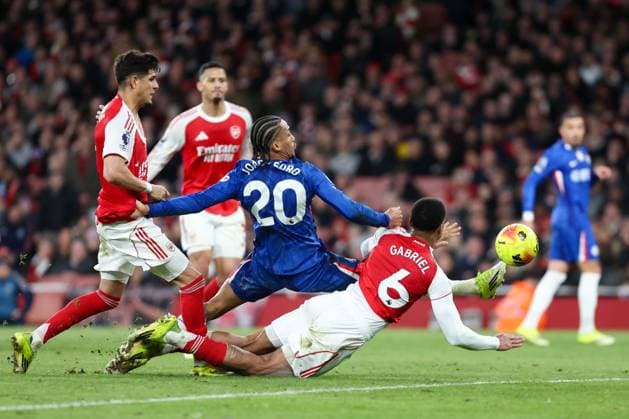 Joao Pedro of Chelsea takes a shot whilst under pressure from Gabriel Magalhaes and Piero Hincapie of Arsenal Arsenal v Chelsea, Football, Premier League, Emirates Stadium, London, UK - 01 03 2026 EDITORIAL USE ONLY No use with unauthorised audio, video, data, fixture lists (outside the EU), club league logos or live services. Online in-match use limited to 45 images (+15 in extra time). No use to emulate moving images. No use in betting, games or Copyright: xAnthonyxHanc Shutterstockx 16718865be