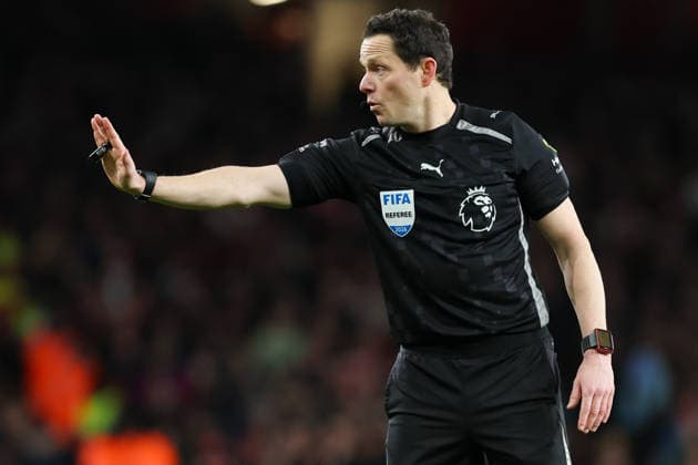 Referee Darren England gestures Arsenal v Chelsea, Football, Premier League, Emirates Stadium, London, UK - 01 03 2026 EDITORIAL USE ONLY No use with unauthorised audio, video, data, fixture lists (outside the EU), club league logos or live services. Online in-match use limited to 45 images (+15 in extra time). No use to emulate moving images. No use in betting, games or Copyright: xAnthonyxHanc Shutterstockx 16718865ay