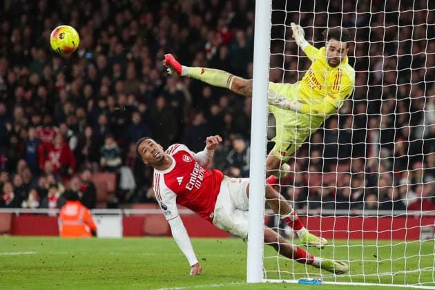 David Raya of Arsenal makes a save Arsenal v Chelsea, Football, Premier League, Emirates Stadium, London, UK - 01 03 2026 EDITORIAL USE ONLY No use with unauthorised audio, video, data, fixture lists (outside the EU), club league logos or live services. Online in-match use limited to 45 images (+15 in extra time). No use to emulate moving images. No use in betting, games or Copyright: xAnthonyxHanc Shutterstockx 16718865bt
