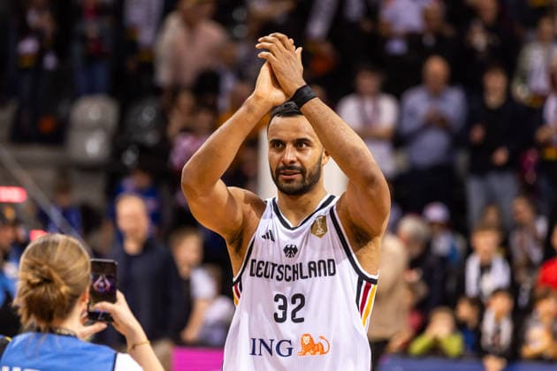 GER, FIBA Basketball World Cup 2027, European Qualifiers, Deutschland-Kroatien. 01.03.2026, Telekom Dome, Bonn, GER, FIBA Basketball World Cup 2027, European Qualifiers, Deutschland-Kroatien. Johannes Thiemann (Deutschland, No 32) bedankt sich bei den Fans  Foto: Alexander Trienitz Bonn Telekom Dome Nordrhein-Westfalen Deutschland