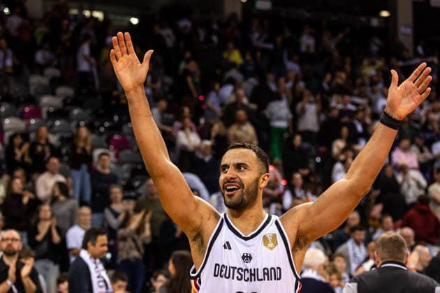 GER, FIBA Basketball World Cup 2027, European Qualifiers, Deutschland-Kroatien. 01.03.2026, Telekom Dome, Bonn, GER, FIBA Basketball World Cup 2027, European Qualifiers, Deutschland-Kroatien. Johannes Thiemann (Deutschland, No 32) bedankt sich bei den Fans  Foto: Alexander Trienitz Bonn Telekom Dome Nordrhein-Westfalen Deutschland