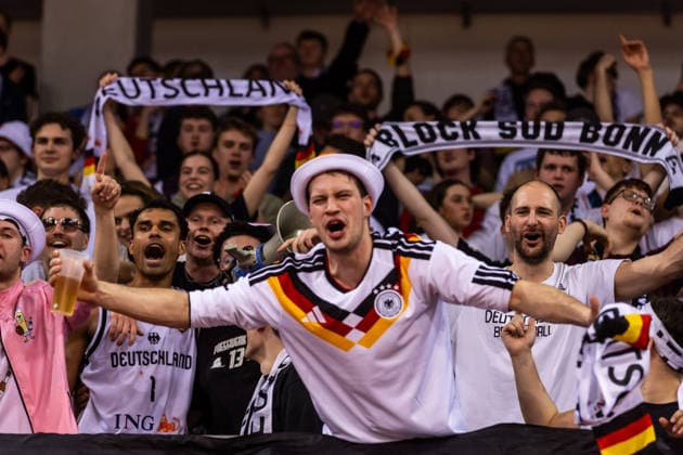 GER, FIBA Basketball World Cup 2027, European Qualifiers, Deutschland-Kroatien. 01.03.2026, Telekom Dome, Bonn, GER, FIBA Basketball World Cup 2027, European Qualifiers, Deutschland-Kroatien. Oscar da Silva (Deutschland, No1) feiert mit den Fans  Foto: Alexander Trienitz Bonn Telekom Dome Nordrhein-Westfalen Deutschland