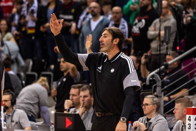 GER, FIBA Basketball World Cup 2027, European Qualifiers, Deutschland-Kroatien. 01.03.2026, Telekom Dome, Bonn, GER, FIBA Basketball World Cup 2027, European Qualifiers, Deutschland-Kroatien. Ãlex Mumbru (Trainer, Deutschland) Â Foto: Alexander Trienitz Bonn Telekom Dome Nordrhein-Westfalen Deutschland
