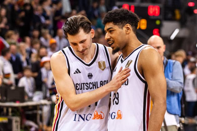 GER, FIBA Basketball World Cup 2027, European Qualifiers, Deutschland-Kroatien. 01.03.2026, Telekom Dome, Bonn, GER, FIBA Basketball World Cup 2027, European Qualifiers, Deutschland-Kroatien. David Krämer (Deutschland, No44) mit Kostja Mushidi (Deutschland, No29) Â Foto: Alexander Trienitz Bonn Telekom Dome Nordrhein-Westfalen Deutschland