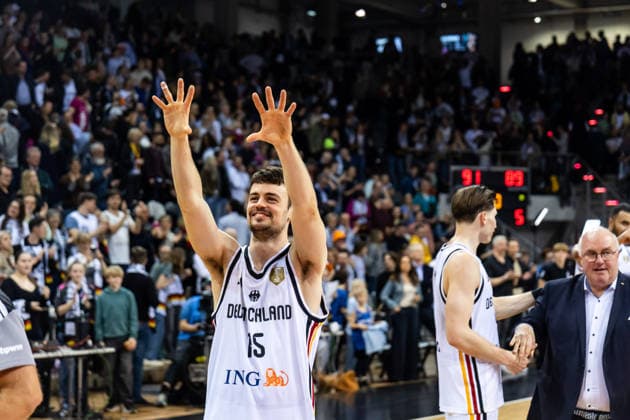 GER, FIBA Basketball World Cup 2027, European Qualifiers, Deutschland-Kroatien. 01.03.2026, Telekom Dome, Bonn, GER, FIBA Basketball World Cup 2027, European Qualifiers, Deutschland-Kroatien. Jonas Mattisseck (Deutschland, No15) bedankt sich bei den Fans  Foto: Alexander Trienitz Bonn Telekom Dome Nordrhein-Westfalen Deutschland