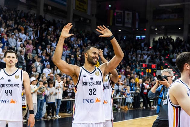 GER, FIBA Basketball World Cup 2027, European Qualifiers, Deutschland-Kroatien. 01.03.2026, Telekom Dome, Bonn, GER, FIBA Basketball World Cup 2027, European Qualifiers, Deutschland-Kroatien. Johannes Thiemann (Deutschland, No 32) bedankt sich bei den Fans  Foto: Alexander Trienitz Bonn Telekom Dome Nordrhein-Westfalen Deutschland