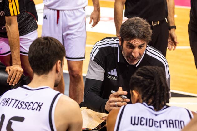GER, FIBA Basketball World Cup 2027, European Qualifiers, Deutschland-Kroatien. 01.03.2026, Telekom Dome, Bonn, GER, FIBA Basketball World Cup 2027, European Qualifiers, Deutschland-Kroatien. Ãlex Mumbru (Trainer, Deutschland) spricht mit seinen Spielern  Foto: Alexander Trienitz Bonn Telekom Dome Nordrhein-Westfalen Deutschland