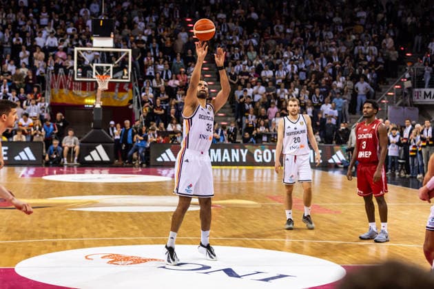GER, FIBA Basketball World Cup 2027, European Qualifiers, Deutschland-Kroatien. 01.03.2026, Telekom Dome, Bonn, GER, FIBA Basketball World Cup 2027, European Qualifiers, Deutschland-Kroatien. Johannes Thiemann (Deutschland, No 32) bei einem Freiwurf  Foto: Alexander Trienitz Bonn Telekom Dome Nordrhein-Westfalen Deutschland