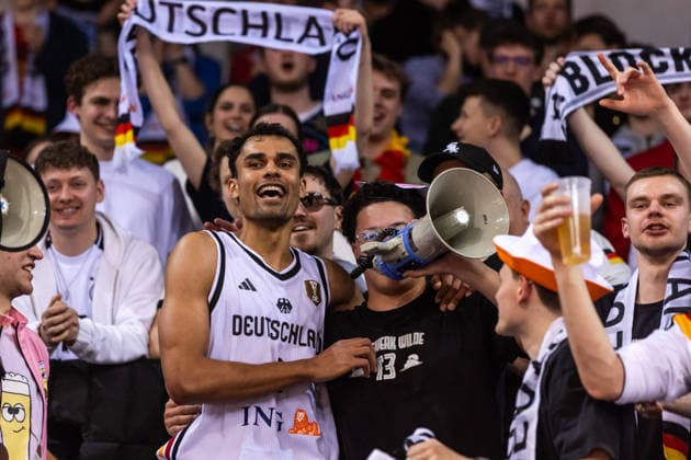 GER, FIBA Basketball World Cup 2027, European Qualifiers, Deutschland-Kroatien. 01.03.2026, Telekom Dome, Bonn, GER, FIBA Basketball World Cup 2027, European Qualifiers, Deutschland-Kroatien. Oscar da Silva (Deutschland, No1) feiert mi den Fans  Foto: Alexander Trienitz Bonn Telekom Dome Nordrhein-Westfalen Deutschland
