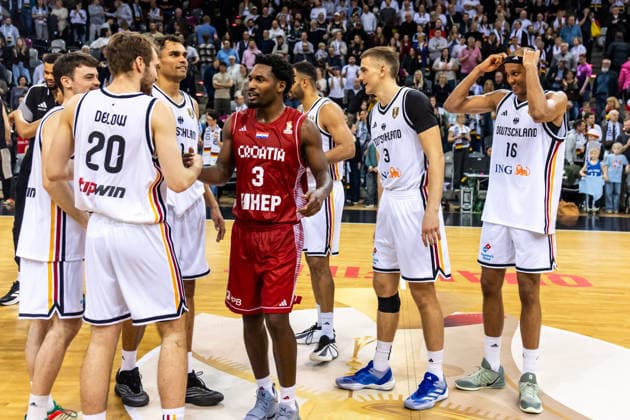 GER, FIBA Basketball World Cup 2027, European Qualifiers, Deutschland-Kroatien. 01.03.2026, Telekom Dome, Bonn, GER, FIBA Basketball World Cup 2027, European Qualifiers, Deutschland-Kroatien. Malte Delow (Deutschland, No20) mit Jaleen Smith (Kroatien, No3), Tim Schneider (Deutschland, No3) und Louis Olinde (Deutschland, No16) Â Foto: Alexander Trienitz Bonn Telekom Dome Nordrhein-Westfalen Deutschland