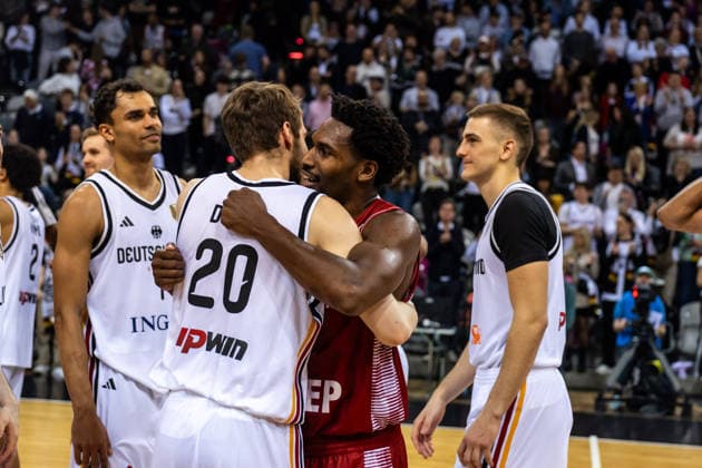 GER, FIBA Basketball World Cup 2027, European Qualifiers, Deutschland-Kroatien. 01.03.2026, Telekom Dome, Bonn, GER, FIBA Basketball World Cup 2027, European Qualifiers, Deutschland-Kroatien. Malte Delow (Deutschland, No20) mit Jaleen Smith (Kroatien, No3) Â Foto: Alexander Trienitz Bonn Telekom Dome Nordrhein-Westfalen Deutschland