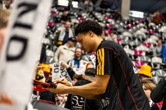GER, FIBA Basketball World Cup 2027, European Qualifiers, Deutschland-Kroatien. 01.03.2026, Telekom Dome, Bonn, GER, FIBA Basketball World Cup 2027, European Qualifiers, Deutschland-Kroatien. Oscar da Silva (Deutschland, No1) schreibt Autogramme für die Fans  Foto: Alexander Trienitz Bonn Telekom Dome Nordrhein-Westfalen Deutschland