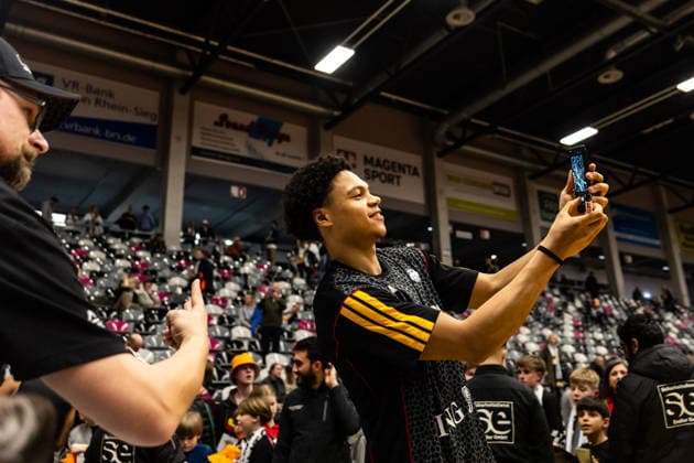 GER, FIBA Basketball World Cup 2027, European Qualifiers, Deutschland-Kroatien. 01.03.2026, Telekom Dome, Bonn, GER, FIBA Basketball World Cup 2027, European Qualifiers, Deutschland-Kroatien. Jack Kayil (Deutschland, No2) mit Fans  Foto: Alexander Trienitz Bonn Telekom Dome Nordrhein-Westfalen Deutschland