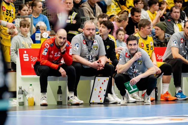 Krefeld, 01.03.2026, Handball, Herren, 2. Bundesliga, 22. Spieltag, 2025 2026: HSG Krefeld Niederrhein HC Oppenweiler Backnang Mark Schmetz (HSG Krefeld Niederrhein, Trainer, li.) mit Time-Out Karte in der Hand und Chris Oploh (HSG Krefeld Niederrhein, Co-Trainer) mit der Taktiktafel und Pau Guitart (HSG Krefeld Niederrhein Niederrhein, 12) auf der Spielerbank Krefeld Glockenspitzhalle NRW Germany