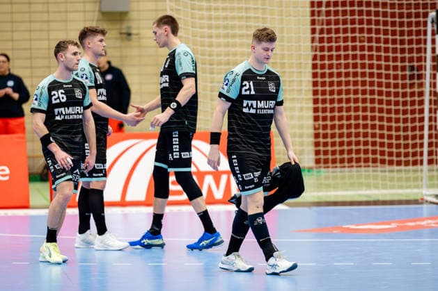 Krefeld, 01.03.2026, Handball, Herren, 2. Bundesliga, 22. Spieltag, 2025 2026: HSG Krefeld Niederrhein HC Oppenweiler Backnang Enttäuschte Gesicherte von Martin Schmiedt (HC Oppenweiler Backnang, 21, re.) und Paul Krügele (HC Oppenweiler Backnang, 26, li.) nach der Niederlage Krefeld Glockenspitzhalle NRW Germany