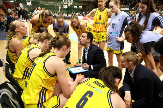 DEU, easyCredit DBBL, ALBA vs. Rutronik Stars Keltern, 01.03.2026, Soemmeringhalle, Berlin, DEU, easyCredit DBBL, ALBA vs. Rutronik Stars Keltern, im Bild Cheftrainer Cristo Cabrera (ALBA Berlin), ALBA-Spielerinnenkreis