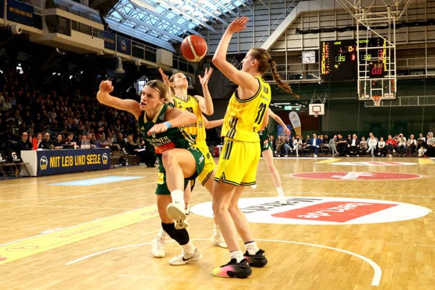 DEU, easyCredit DBBL, ALBA vs. Rutronik Stars Keltern, 01.03.2026, Soemmeringhalle, Berlin, DEU, easyCredit DBBL, ALBA vs. Rutronik Stars Keltern, im Bild Alina Hartmann (ALBA Berlin 29), Abby Muse (ALBA Berlin 31), ALEXANDRA WILKE (Rutronik Stars Keltern 3)