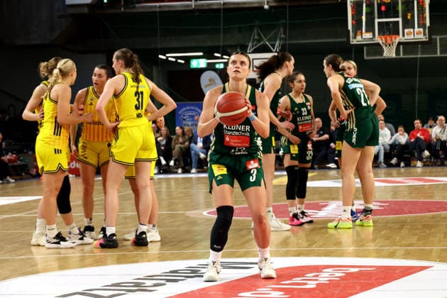 DEU, easyCredit DBBL, ALBA vs. Rutronik Stars Keltern, 01.03.2026, Soemmeringhalle, Berlin, DEU, easyCredit DBBL, ALBA vs. Rutronik Stars Keltern, im Bild Freiwurf von ALEXANDRA WILKE (Rutronik Stars Keltern 3), ALBA-Spielerinnenkreis, Kelterner-Spielerkreis