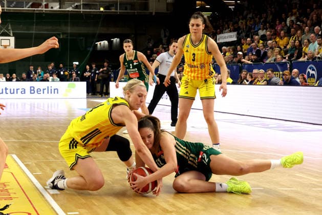 DEU, easyCredit DBBL, ALBA vs. Rutronik Stars Keltern, 01.03.2026, Soemmeringhalle, Berlin, DEU, easyCredit DBBL, ALBA vs. Rutronik Stars Keltern, im Bild Marie Bertholdt (ALBA Berlin 4) , Theresa Simon (ALBA Berlin 3), Ana Mandic (Rutronik Stars Keltern 12)