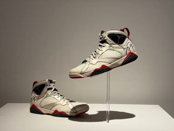 View showing sneakers worn and signed by former basketball player Michael Jordan, part of former basketball player Scottie Pippen s collection in New York, United States, 02 march 2026. Sotheby s auction house put the Scottie Pippen collection up for auction, which includes several items from the US ‘Dream Team’ at the 1992 Barcelona Olympics, such as a pair of Michael Jordan s sneakers, a Larry Bird jersey, and several Chicago Bulls uniforms. New York auctions memorabilia from the 1992 Barcelona Olympic Games, Olympische Spiele, Olympia, OS basketball Dream Team !ACHTUNG: NUR REDAKTIONELLE NUTZUNG! Copyright: xJanxTéllezxAsensiox USA8861 20260302-55019572010_1