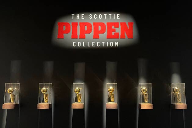 Sport Bilder des Tages #2 View showing NBA, Basketball Herren, USA trophies won by former basketball player Scottie Pippen, which are part of his collection in New York, United States, 02 march 2026. Sotheby s auction house put the Scottie Pippen collection up for auction, which includes several items from the US ‘Dream Team’ at the 1992 Barcelona Olympics, such as a pair of Michael Jordan s sneakers, a Larry Bird jersey, and several Chicago Bulls uniforms. New York auctions memorabilia from the 1992 Barcelona Olympic Games, Olympische Spiele, Olympia, OS basketball Dream Team !ACHTUNG: NUR REDAKTIONELLE NUTZUNG! Copyright: xJanxTéllezxAsensiox USA8864 20260302-55019572011_1
