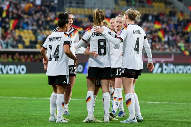 Vivien Endemann (Germany) bejubelt ihren Treffer mit den Teamkolleginnen, 2027 FIFA Women s World Cup Qualifier, Germany v Slovenia, Rudolf-Harbig-Stadion am 03. March 2026 in Dresden, Deutschland. (Foto von Marco Steinbrenner DeFodi Images) Vivien Endemann (Germany) celebrates her goal with teammates, 2027 FIFA Women s World Cup Qualifier, Germany v Slovenia, Rudolf-Harbig-Stadion, March 3, 2026 in Dresden, Germany. (Photo by Marco Steinbrenner DeFodi Images) -
