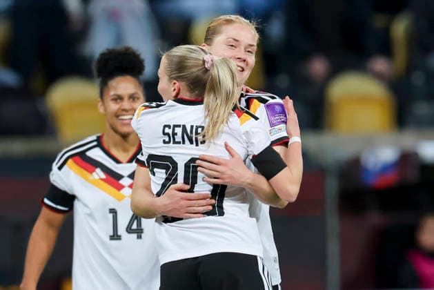 Elisa Senss (Germany) bejubelt ihren Treffer zum 2:0 mit Sjoeke Nuesken (Germany), 2027 FIFA Women s World Cup Qualifier, Germany v Slovenia, Rudolf-Harbig-Stadion am 03. March 2026 in Dresden, Deutschland. (Foto von Marco Steinbrenner DeFodi Images) Elisa Senss (Germany) celebrates after scoring her teams second goal with Sjoeke Nuesken (Germany), 2027 FIFA Women s World Cup Qualifier, Germany v Slovenia, Rudolf-Harbig-Stadion, March 3, 2026 in Dresden, Germany. (Photo by Marco Steinbrenner DeFodi Images) -