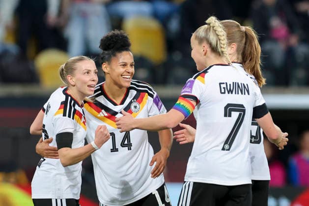 Elisa Senss (Germany) bejubelt ihren Treffer zum 2:0 mit Shekiera Martinez (Germany), Giulia Gwinn (Germany) und Sjoeke Nuesken (Germany), 2027 FIFA Women s World Cup Qualifier, Germany v Slovenia, Rudolf-Harbig-Stadion am 03. March 2026 in Dresden, Deutschland. (Foto von Marco Steinbrenner DeFodi Images) Elisa Senss (Germany) celebrates after scoring her teams second goal with Shekiera Martinez (Germany), Giulia Gwinn (Germany) and Sjoeke Nuesken (Germany), 2027 FIFA Women s World Cup Qualifier, Germany v Slovenia, Rudolf-Harbig-Stadion, March 3, 2026 in Dresden, Germany. (Photo by Marco Steinbrenner DeFodi Images) -