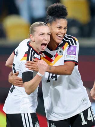 Elisa Senss (Germany) bejubelt ihren Treffer zum 2:0 mit Shekiera Martinez (Germany), 2027 FIFA Women s World Cup Qualifier, Germany v Slovenia, Rudolf-Harbig-Stadion am 03. March 2026 in Dresden, Deutschland. (Foto von Marco Steinbrenner DeFodi Images) Elisa Senss (Germany) celebrates after scoring her teams second goal with Shekiera Martinez (Germany), 2027 FIFA Women s World Cup Qualifier, Germany v Slovenia, Rudolf-Harbig-Stadion, March 3, 2026 in Dresden, Germany. (Photo by Marco Steinbrenner DeFodi Images) -