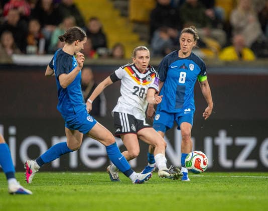 Fussball, Frauen, Saison 2025 2026, WM-Qualifikation in Dresden (Liga A, Gruppe 4), Deutschland - Slowenien, v.l. Sara Agrez (Slowenien), Elisa Senß (Deutschland), Mateja Zver (Slowenien), 03.03.2026, Copyright: xSebastianxRäppold MatthiasxKochx