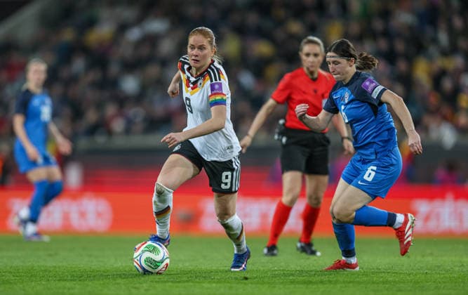 GER, Dresden, Deutschland vs Slowenien, Länderspiel, Fussball, FIFA, Spielzeit 2026 2027, WM-Qualifikation, Rudolf-Harbig-Stadion, 1. Spieltag im Bild v.l.: Sjoeke Nüsken (Deutschland Frauen 9), Kaja KoroÅ¡ec (Slowenien Frauen 6) DFB DFL REGULATIONS PROHIBIT ANY USE OF PHOTOGRAPHS AS IMAGE SEQUENCES AND OR QUASI-VIDEO, 03.03.2026 Copyright: HMBxMedia HendrikxHamelau