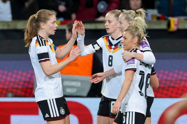 Lea Schueller (Germany) bejubelt ihren Treffer zum 5:0 mit Sjoeke Nuesken (Germany), Vivien Endemann (Germany) und Linda Dallmann (Germany), 2027 FIFA Women s World Cup Qualifier, Germany v Slovenia, Rudolf-Harbig-Stadion am 03. March 2026 in Dresden, Deutschland. (Foto von Marco Steinbrenner DeFodi Images) Lea Schueller (Germany) celebrates after scoring her teams fifth goal with Sjoeke Nuesken (Germany), Vivien Endemann (Germany) and Linda Dallmann (Germany), 2027 FIFA Women s World Cup Qualifier, Germany v Slovenia, Rudolf-Harbig-Stadion, March 3, 2026 in Dresden, Germany. (Photo by Marco Steinbrenner DeFodi Images) -