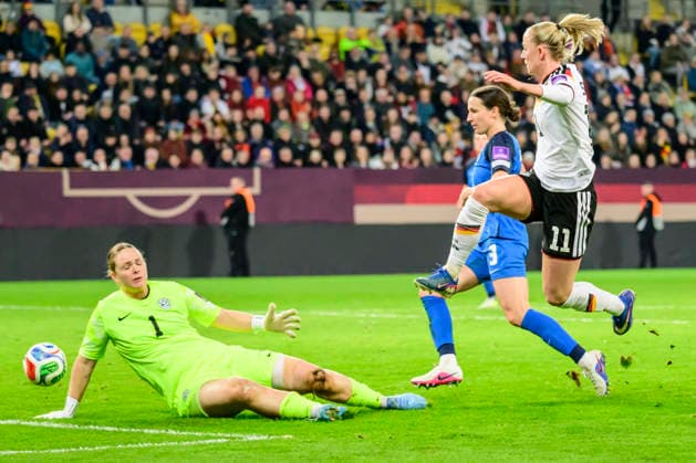 In the picture, from left: Lea Schueller (Germany), scorer, hit, goal, 5:0, GER, Dresden, World Cup Qualification, Women, Germany vs Slovenia, at Rudolf-Harbig Stadium Dresden, League A, Group A4, soccer, DFB, league phase, match day 1, DFB DFL REGULATIONS PROHIBIT ANY USE OF PHOTOGRAPHS AS IMAGE SEQUENCES AND OR QUASI-VIDEO, March 3, 2026 Copyright: HMBxMedia UwexKoch
