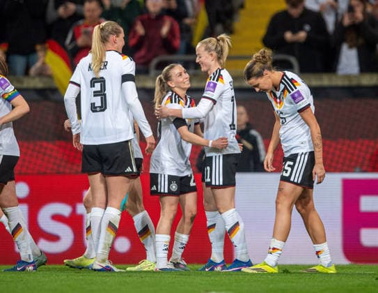 Fussball, Frauen, Saison 2025 2026, WM-Qualifikation in Dresden (Liga A, Gruppe 4), Deutschland - Slowenien, v.l. Camilla Küver (Deutschland), Elisa Senß (Deutschland), Lea Schüller (Deutschland), Larissa Mühlhaus (Deutschland), Jubel nach Tor zum 5:0, 03.03.2026, Copyright: xSebastianxRäppold MatthiasxKochx