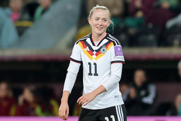Lea Schueller (Germany) lacht, 2027 FIFA Women s World Cup Qualifier, Germany v Slovenia, Rudolf-Harbig-Stadion am 03. March 2026 in Dresden, Deutschland. (Foto von Marco Steinbrenner DeFodi Images) Lea Schueller (Germany) smiles, 2027 FIFA Women s World Cup Qualifier, Germany v Slovenia, Rudolf-Harbig-Stadion, March 3, 2026 in Dresden, Germany. (Photo by Marco Steinbrenner DeFodi Images) -