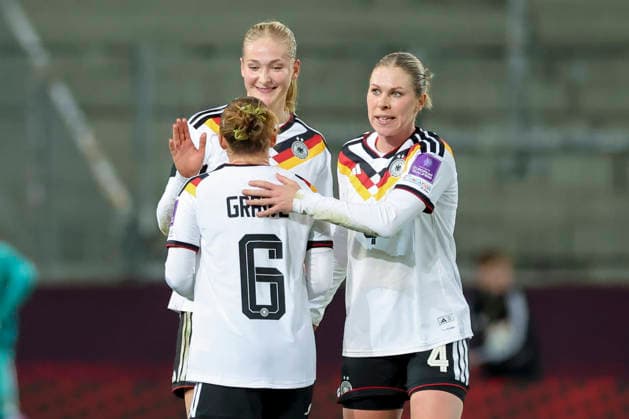 Lisanne Graewe (Germany, Camilla Kuever (Germany) und Rebecca Knaak (Germany) jubeln, 2027 FIFA Women s World Cup Qualifier, Germany v Slovenia, Rudolf-Harbig-Stadion am 03. March 2026 in Dresden, Deutschland. (Foto von Marco Steinbrenner DeFodi Images) Lisanne Graewe (Germany, Camilla Kuever (Germany) und Rebecca Knaak (Germany) cheer, 2027 FIFA Women s World Cup Qualifier, Germany v Slovenia, Rudolf-Harbig-Stadion, March 3, 2026 in Dresden, Germany. (Photo by Marco Steinbrenner DeFodi Images) -