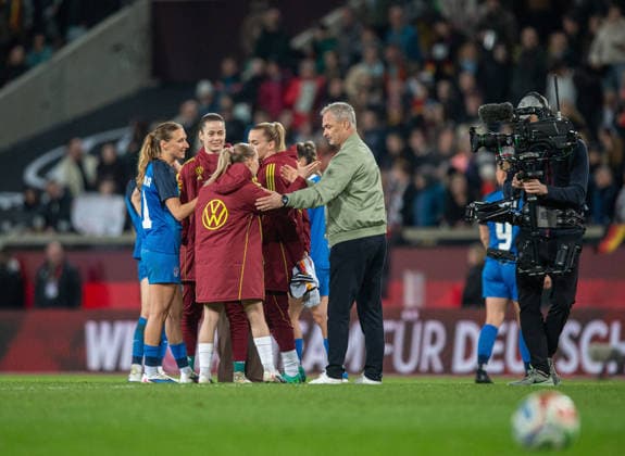 Fussball, Frauen, Saison 2025 2026, WM-Qualifikation in Dresden (Liga A, Gruppe 4), Deutschland - Slowenien, v.l. Lara Prasnikar (Slowenien), Torhüterin Stina Johannes (Deutschland), Elisa Senß (Deutschland), Laura Freigang (Deutschland), Trainer Christian Wück (Deutschland), Jubel nach Abpfiff, 03.03.2026, Copyright: xSebastianxRäppold MatthiasxKochx