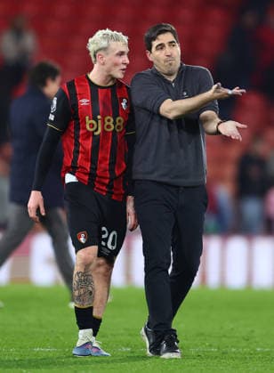 Bournemouth, England, 3rd March 2026. Ãlex Jimà nez of Bournemouth and Andoni Iraola, manager of Bournemouth talk after the AFC Bournemouth vs Brentford Premier League match at the Vitality Stadium, Bournemouth. Picture credit should read: Paul Terry Sportimage EDITORIAL USE ONLY. No use with unauthorised audio, video, data, fixture lists, club league logos or live services. Online in-match use limited to 120 images, no video emulation. No use in betting, games or single club league player publications. SPI_025_PT_Bournemouth_Brentford SPI-4572-0025