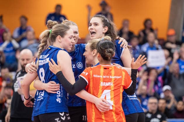 Lucia Varela Gomez (Allianz MTV Stuttgart, 12), Mitte und Team freuen sich, Jubel, Freude GER, Allianz MTV Stuttgart - VC Wiesbaden, Volleyball Bundesliga, VBL, Spielzeit 2025 2026, 04.03.2026 GER, Allianz MTV Stuttgart - VC Wiesbaden, Volleyball Bundesliga, VBL, Spielzeit 2025 2026, 04.03.2026 Stuttgart Copyright: xSandyxDinkelackerx EP_SDR