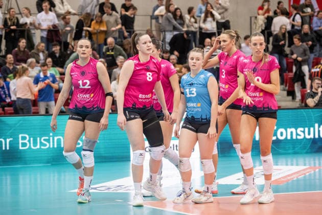 Dagmar Boom (VC Wiesbaden, 12), Jovana Dordevic (VC Wiesbaden, 08), Lilly Bietau (VC Wiesbaden, 13), Pleun van der Pijl (VC Wiesbaden, 03), Hannah Clayton (VC Wiesbaden, 20), vlnr. - sichtlich enttaeuschtes Team des VC Wiesbaden GER, Allianz MTV Stuttgart - VC Wiesbaden, Volleyball Bundesliga, VBL, Spielzeit 2025 2026, 04.03.2026 GER, Allianz MTV Stuttgart - VC Wiesbaden, Volleyball Bundesliga, VBL, Spielzeit 2025 2026, 04.03.2026 Stuttgart Copyright: xSandyxDinkelackerx EP_SDR