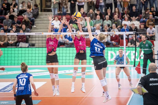 Pauline Martin (Allianz MTV Stuttgart, 11) vs. Laura Broekstra (VC Wiesbaden, 10) und Cayetana Lopez Rey (VC Wiesbaden, 02) GER, Allianz MTV Stuttgart - VC Wiesbaden, Volleyball Bundesliga, VBL, Spielzeit 2025 2026, 04.03.2026 GER, Allianz MTV Stuttgart - VC Wiesbaden, Volleyball Bundesliga, VBL, Spielzeit 2025 2026, 04.03.2026 Stuttgart Copyright: xSandyxDinkelackerx EP_SDR