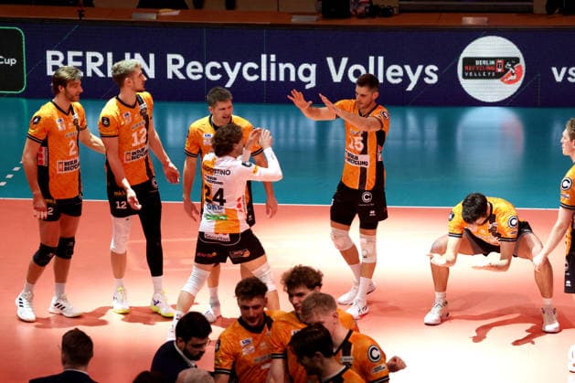 DEU, CEV-Cup, BR Volleys vs. Picenza Volleys, 04.03.2026, Max-Schmeling-Halle, Berlin, DEU, CEV-Cup, BR Volleys vs. Picenza Volleys, im Bild BR Volleys-Spielerkreis, Kyle Dagostino (BR Volleys 24)