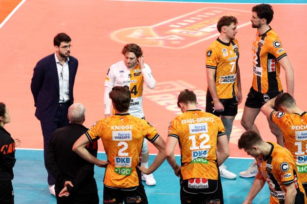 DEU, CEV-Cup, BR Volleys vs. Picenza Volleys, 04.03.2026, Max-Schmeling-Halle, Berlin, DEU, CEV-Cup, BR Volleys vs. Picenza Volleys, im Bild BR Volleys-Spielerkreis, Trainer Alexandre Leal (BR Volleys)