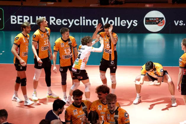 DEU, CEV-Cup, BR Volleys vs. Picenza Volleys, 04.03.2026, Max-Schmeling-Halle, Berlin, DEU, CEV-Cup, BR Volleys vs. Picenza Volleys, im Bild BR Volleys-Spielerkreis, Kyle Dagostino (BR Volleys 24)