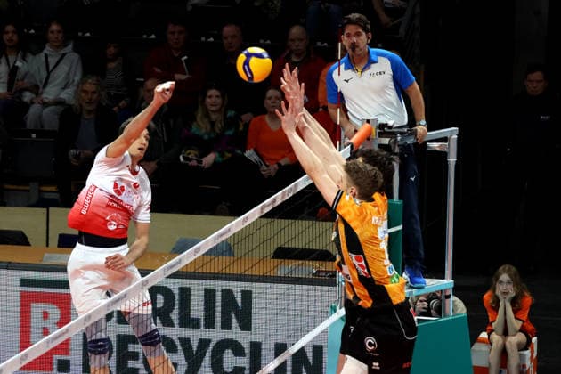 DEU, CEV-Cup, BR Volleys vs. Picenza Volleys, 04.03.2026, Max-Schmeling-Halle, Berlin, DEU, CEV-Cup, BR Volleys vs. Picenza Volleys, im Bild Jake Hanes (BR Volleys 22), Florian Krage-Brewitz (BR Volleys 12), Mandiraci Efe(Piacenza 9)