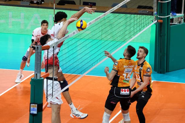 DEU, CEV-Cup, BR Volleys vs. Picenza Volleys, 04.03.2026, Max-Schmeling-Halle, Berlin, DEU, CEV-Cup, BR Volleys vs. Picenza Volleys, im Bild Moritz Reichert (BR Volleys 15), Florian Krage-Brewitz (BR Volleys 12), Iyegbekedo Daniel (Piacenza 21) , Bovolenta Alberto (Piacenza 23)
