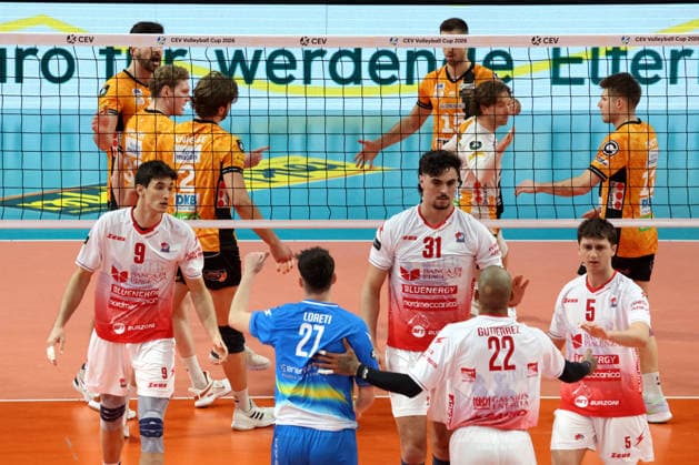 DEU, CEV-Cup, BR Volleys vs. Picenza Volleys, 04.03.2026, Max-Schmeling-Halle, Berlin, DEU, CEV-Cup, BR Volleys vs. Picenza Volleys, im Bild BR Volleys-Spielerkreis, Piacenza-Spielerkreis