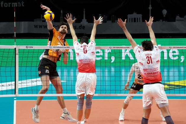 DEU, CEV-Cup, BR Volleys vs. Picenza Volleys, 04.03.2026, Max-Schmeling-Halle, Berlin, DEU, CEV-Cup, BR Volleys vs. Picenza Volleys, im Bild Jake Hanes (BR Volleys 22), Mandiraci Efe(Piacenza 9) , Seddik Joris (Piacenza 31)