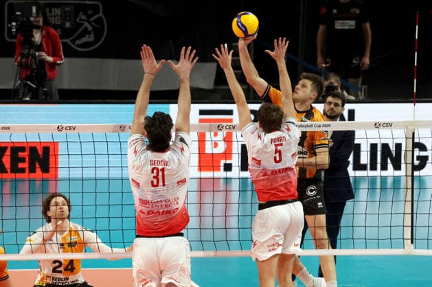 DEU, CEV-Cup, BR Volleys vs. Picenza Volleys, 04.03.2026, Max-Schmeling-Halle, Berlin, DEU, CEV-Cup, BR Volleys vs. Picenza Volleys, im Bild Ruben Schott (BR Volleys 13), Seddik Joris (Piacenza 31), Porro Poalo (Piacenza 5)